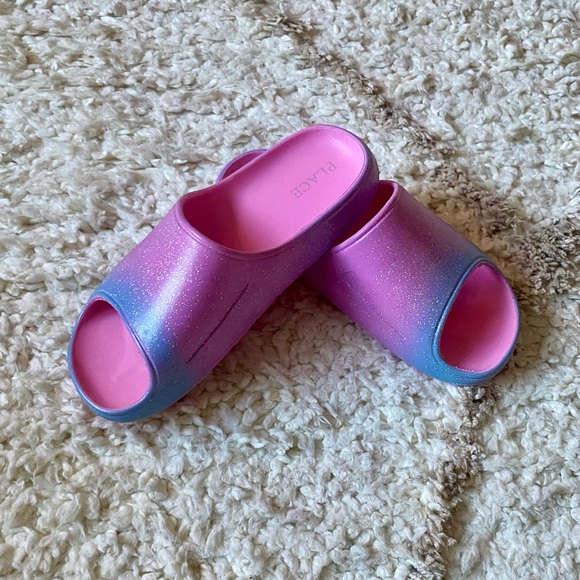 Like NEW! Youth Sparkly Slides - Picture 2 of 6